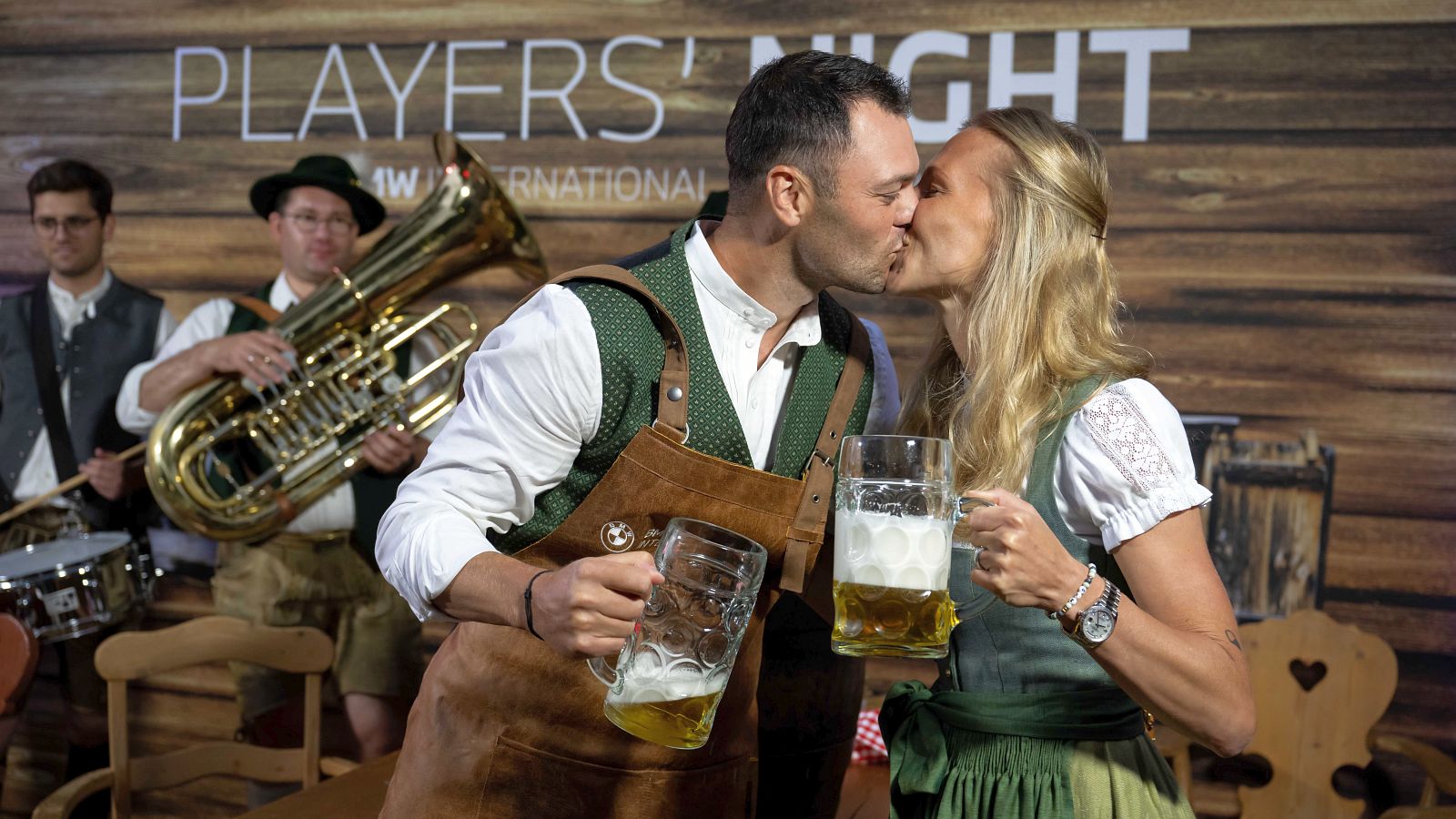 Bussi-Bussi: Martin Kaymer mit Lebensgefährtin Irène Scholz bei der Players' Night im P1. © Sebastian Widmann/Getty Images