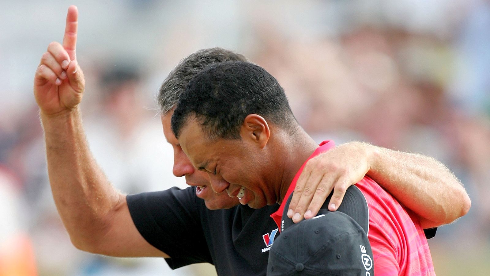 Emotionaler Champion: Tiger Woods (mit Caddie Steve Williams) widmete seinen Sieg 2006 seinem kurz zuvor verstorbenen Vater.