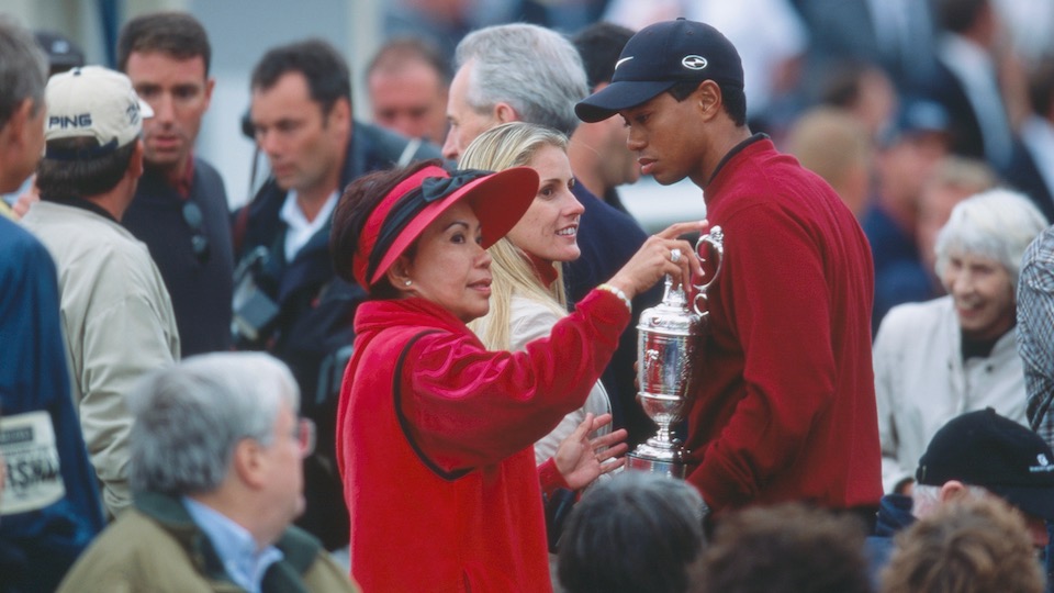 Die wichtigste Gratulantin für Tiger nach dessen Sieg 2000 auf dem Old Course war Mutter Kutilda.