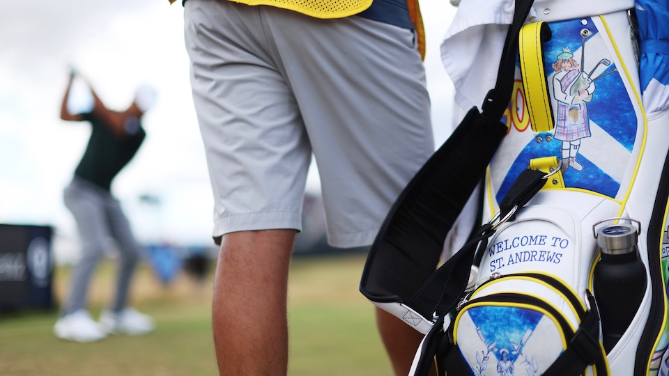 Ein Blick aufs bunte Bag von Xander Schauffele bei der Open 2022 in St. Andrews.