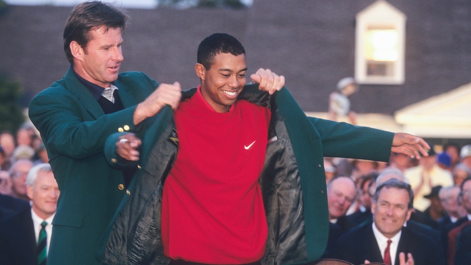 Thronfolge: Tiger Woods übernimmt 1997 das grüne Sakko des Masters-Champions von Vorgänger Nick Faldo.