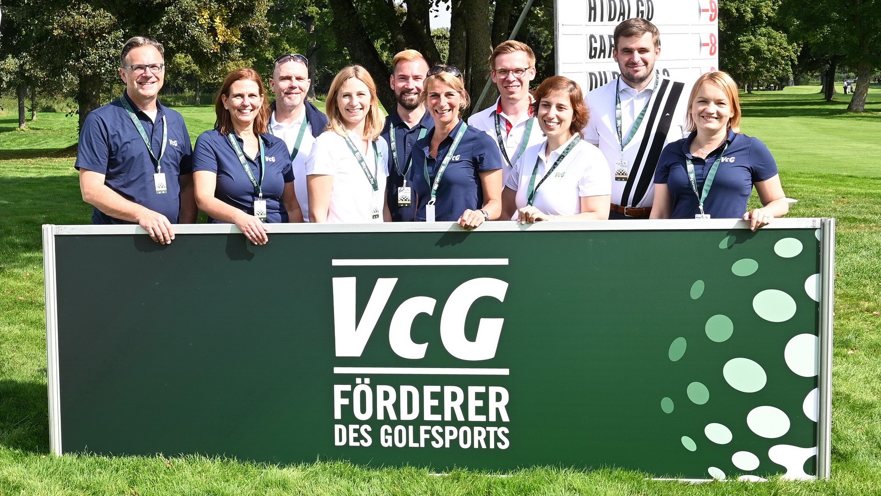 Marco Paeke (l.) mit dem Team der VcG bei der Big Green Egg German Challenge.