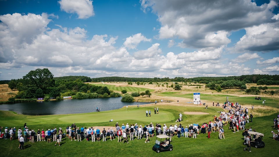 Die Schlussbahn des „Open“ hat es nochmal in sich. Das gut verteidigte Grün fordert Amateure wie Pros – hier bei der WINSTONgolf Senior Open 2019. I © Tobias Kuberski