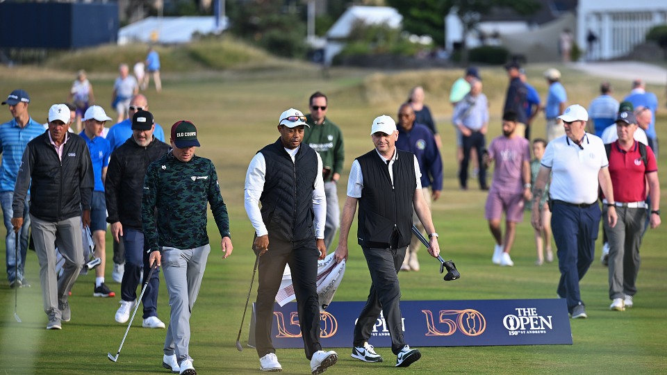 Angekommen auf dem Lieblingsplatz: Tiger Woods inspiziert den Old Course
