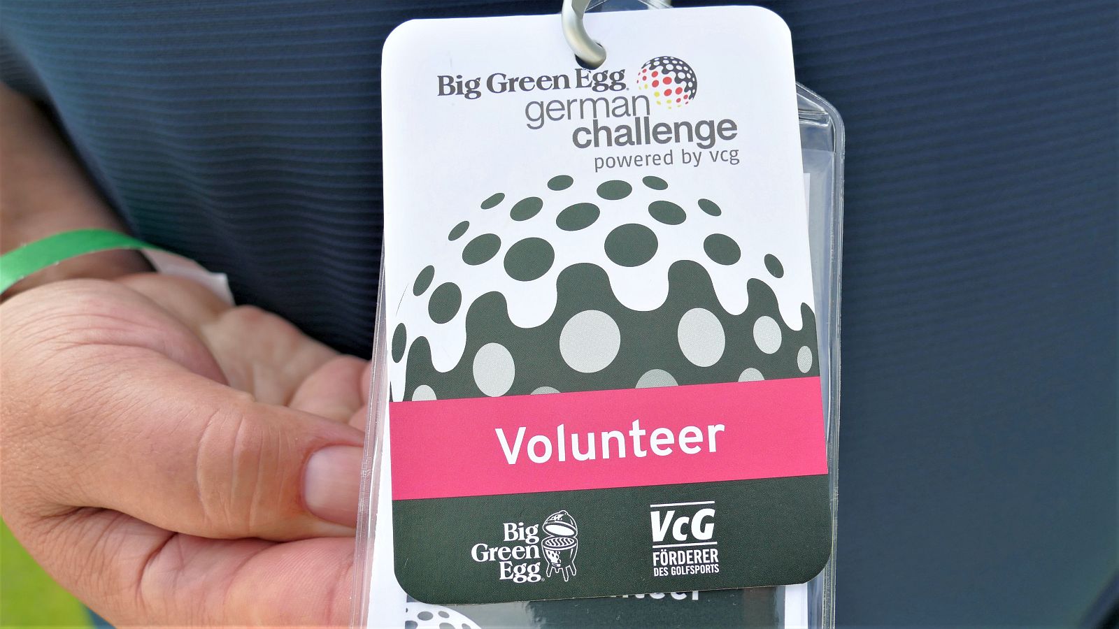 Erkennungszeichen: Die Volunteers der Big Green Egg German Challenge powered by VcG tragen Ausweise mit roten Markierungen.
