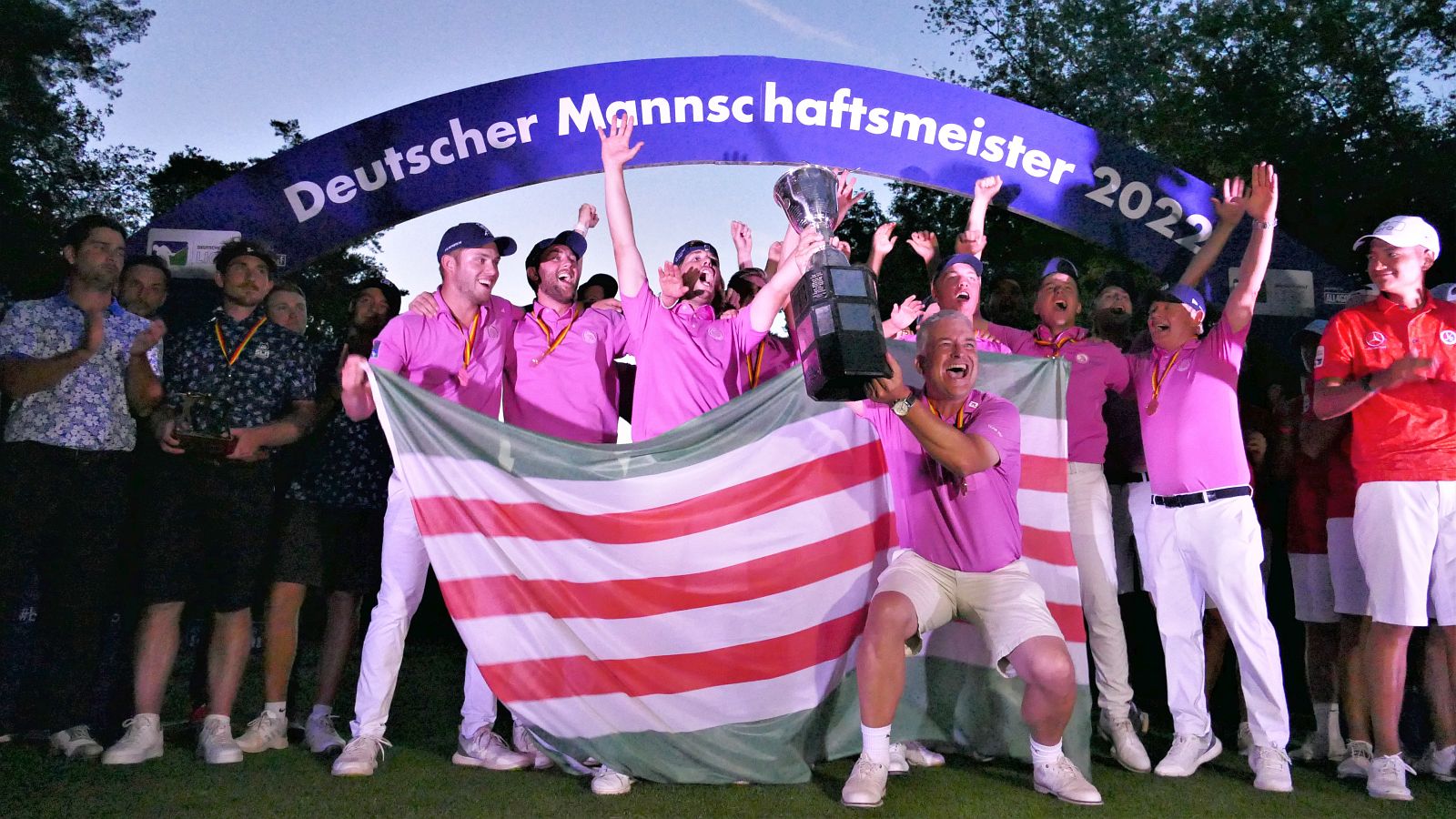 Deutscher Mannschaftsmeister 2022: Die Herren aus dem Hamburger GC holen im GC Pfalz den Titel.